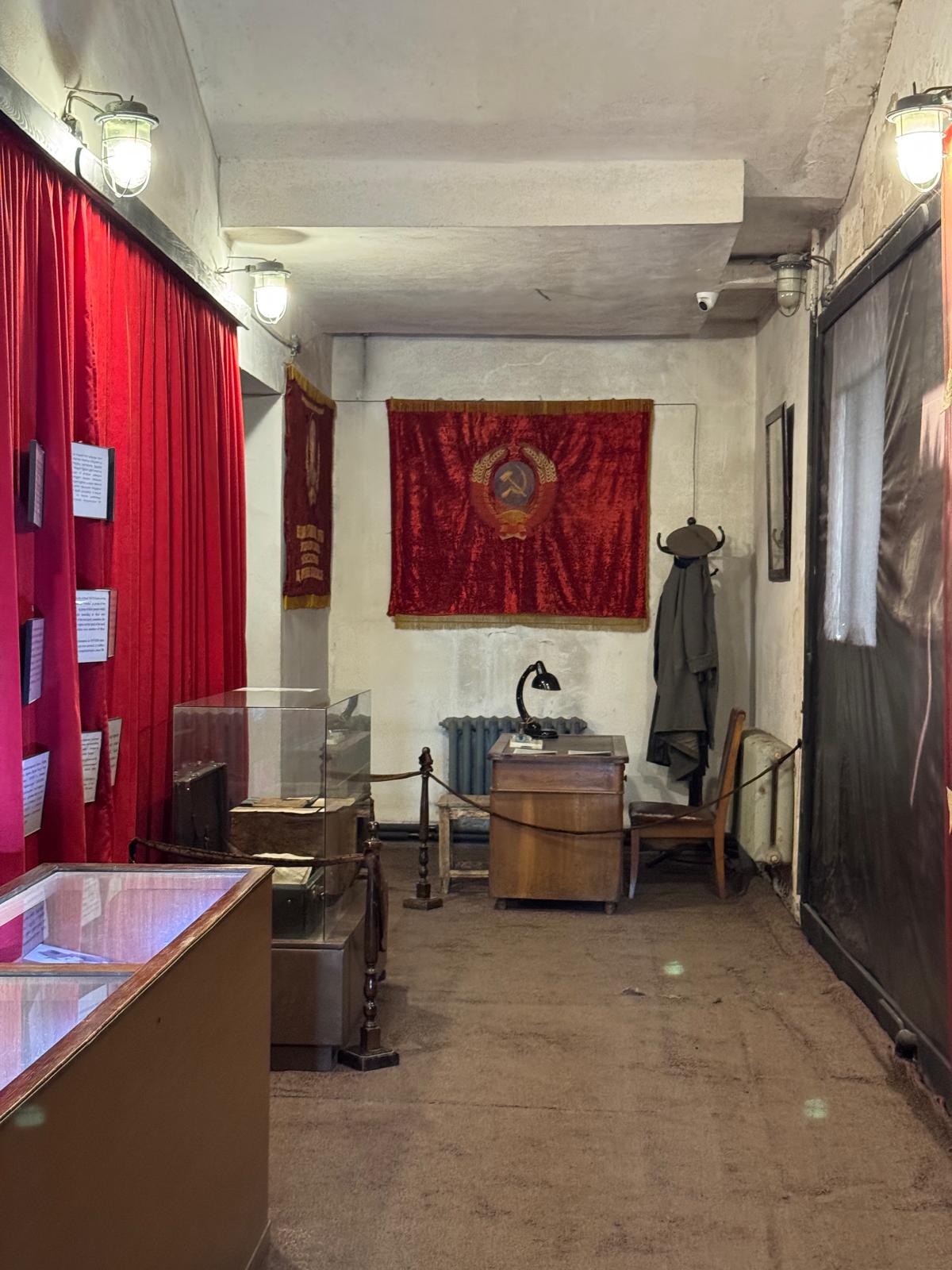 Un bureau reconstitué, sous le drapeau soviétique