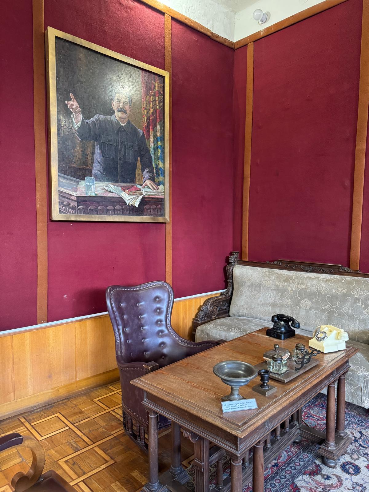 Un cabinet de travail d'époque sous un portrait monumental