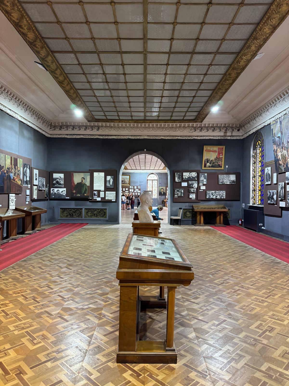 La grande salle d'exposition et ses plafonds ouvragés