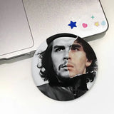 PIN-ABZEICHEN MACARON CHE GUEVARA REVOLUCION TEXT ROTER HINTERGRUND RUND