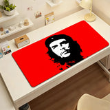 BÜROMATTE CHE GUEVARA TYPOGRAPHISCHES PORTRÄT WÖRTER WEISSER HINTERGRUND