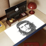 BÜROMATTE CHE GUEVARA TYPOGRAPHISCHES PORTRÄT WÖRTER WEISSER HINTERGRUND