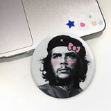 PIN-ABZEICHEN MACARON CHE GUEVARA REVOLUCION TEXT ROTER HINTERGRUND RUND